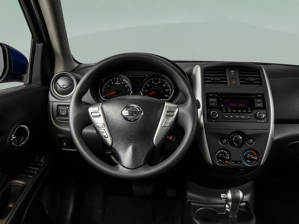 2015 Nissan Versa S Plus thumbnail 40