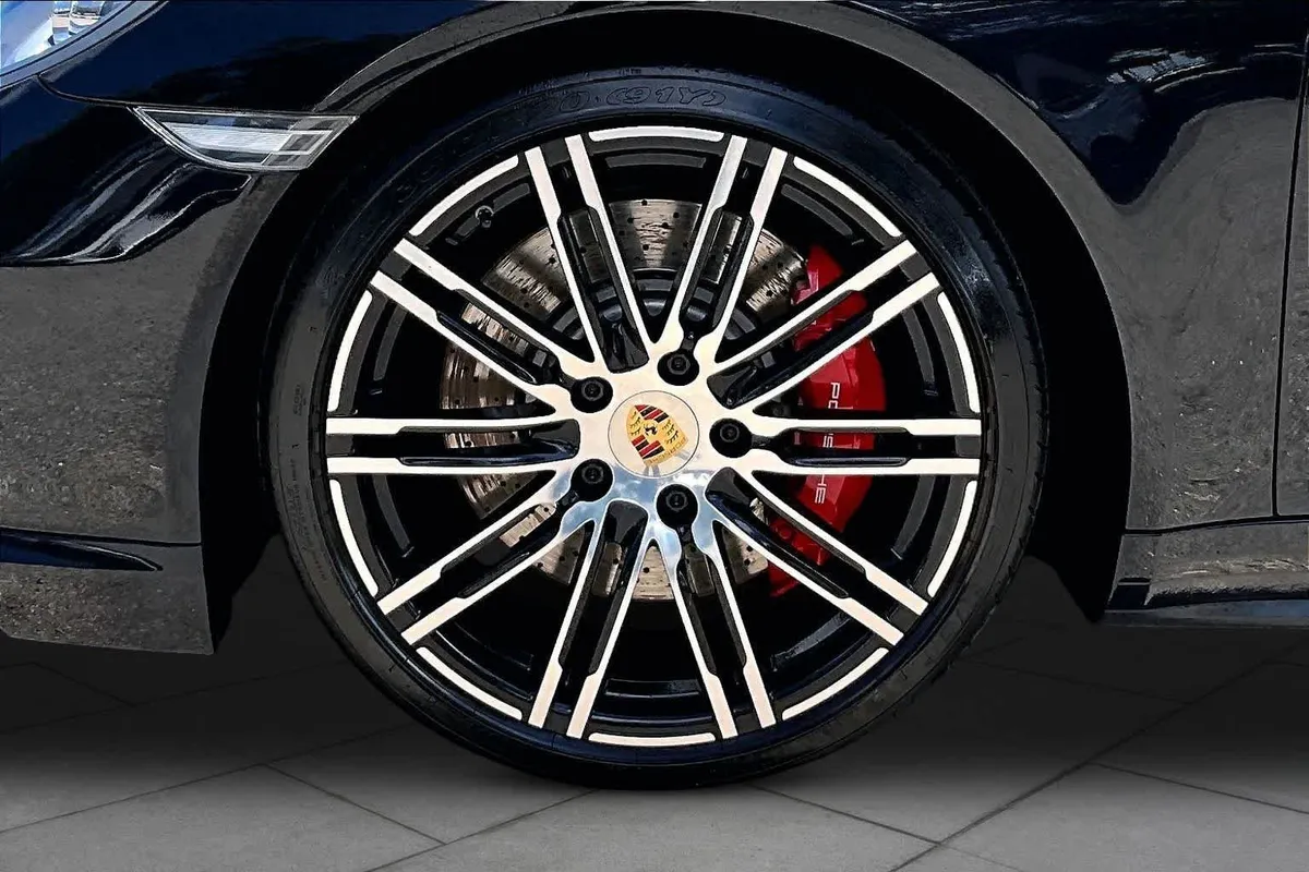 2015 Porsche 911 Turbo thumbnail 10