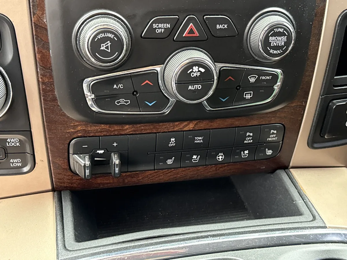2015 Ram 1500 Laramie Longhorn thumbnail 29