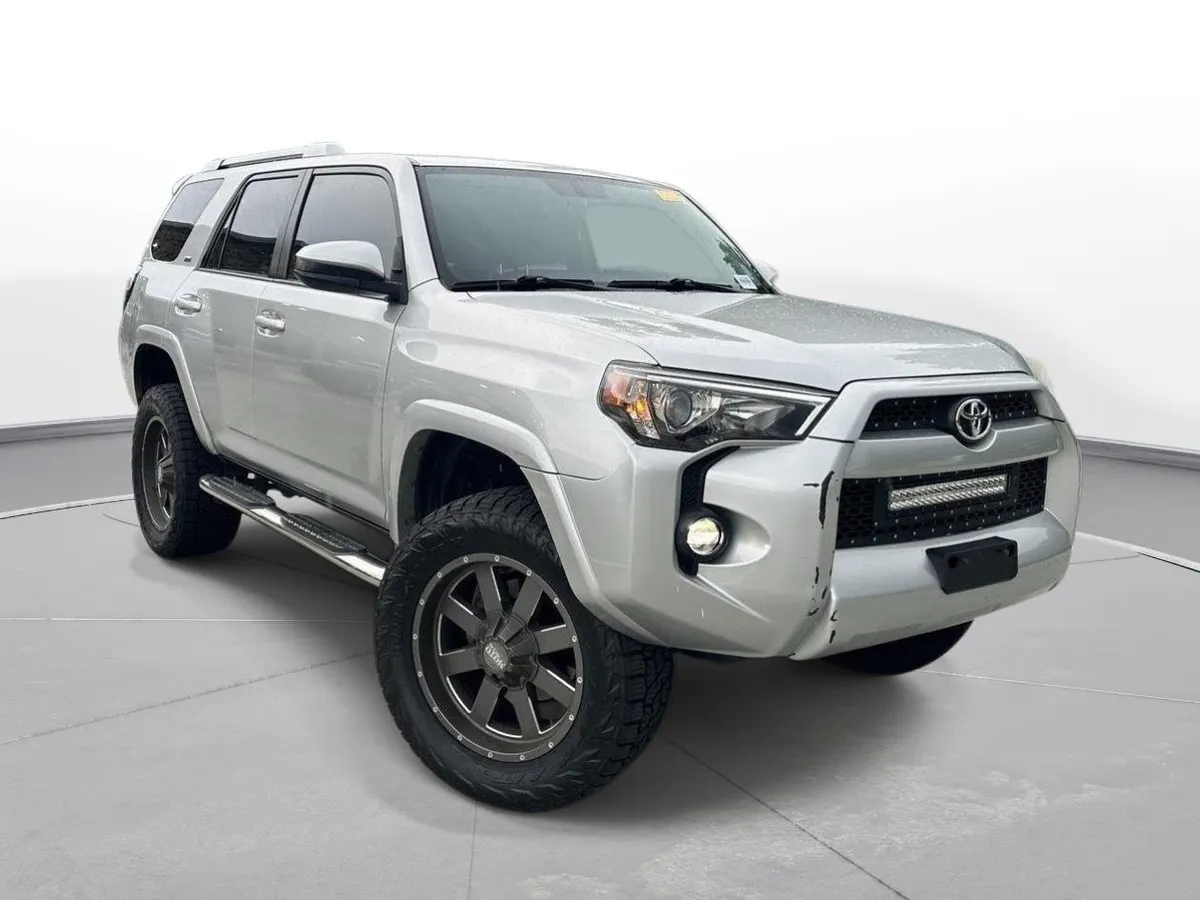 2015 Toyota 4Runner SR5 thumbnail 4