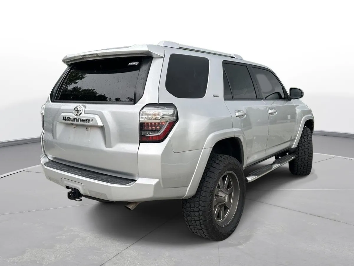 2015 Toyota 4Runner SR5 thumbnail 6