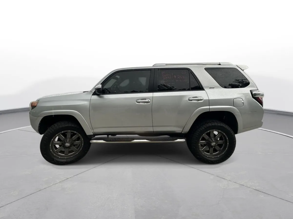 2015 Toyota 4Runner SR5 thumbnail 9