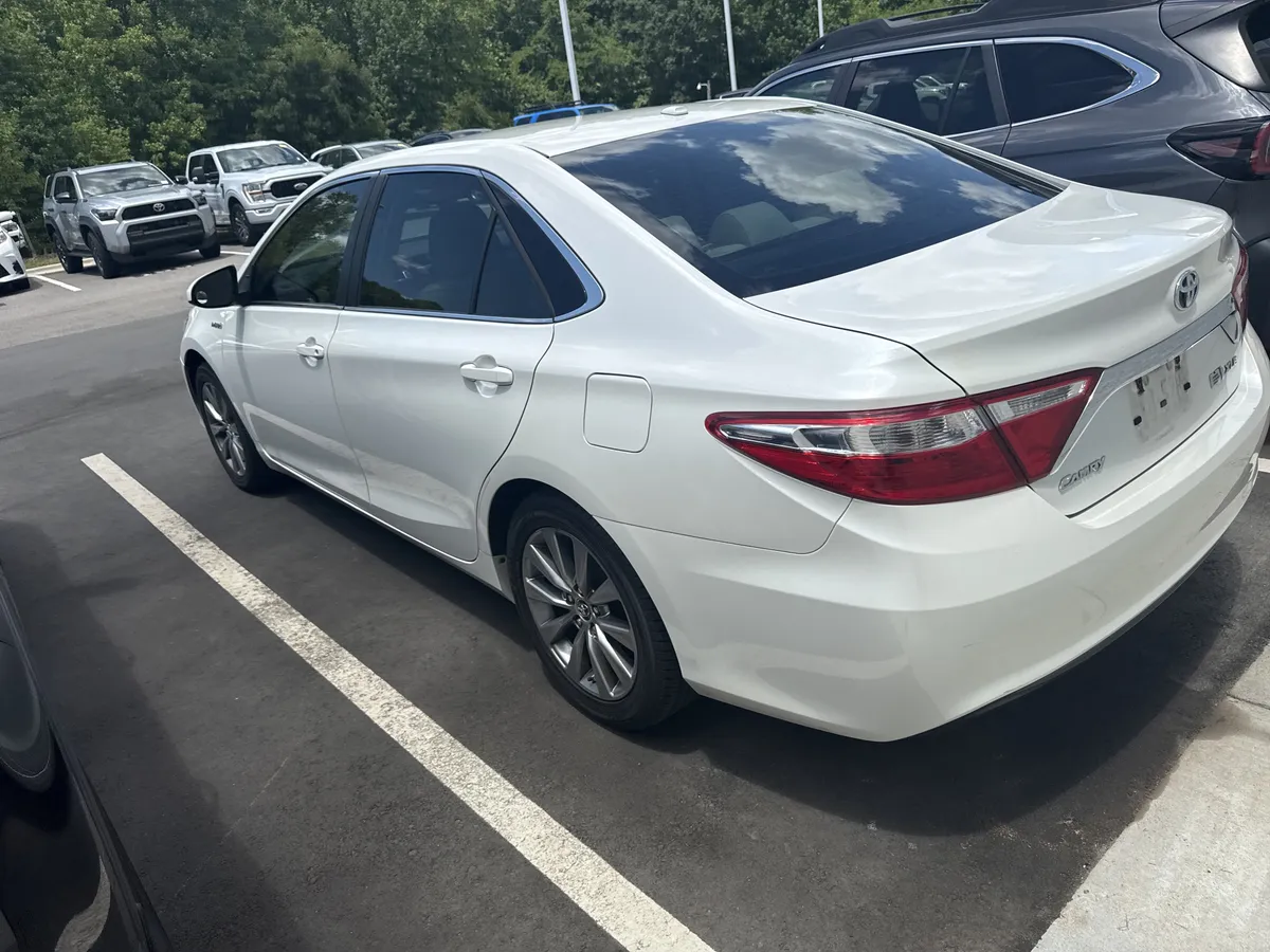 2015 Toyota Camry Hybrid XLE thumbnail 10