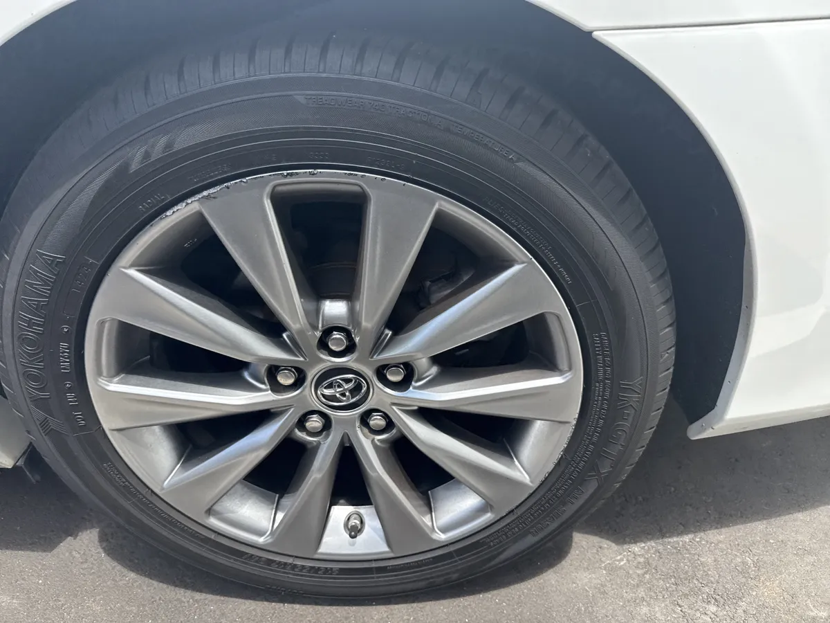 2015 Toyota Camry Hybrid XLE thumbnail 11
