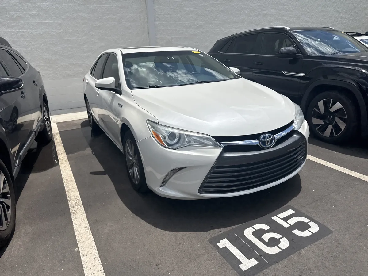 2015 Toyota Camry Hybrid XLE thumbnail 2