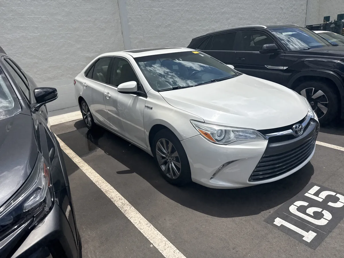 2015 Toyota Camry Hybrid XLE thumbnail 4