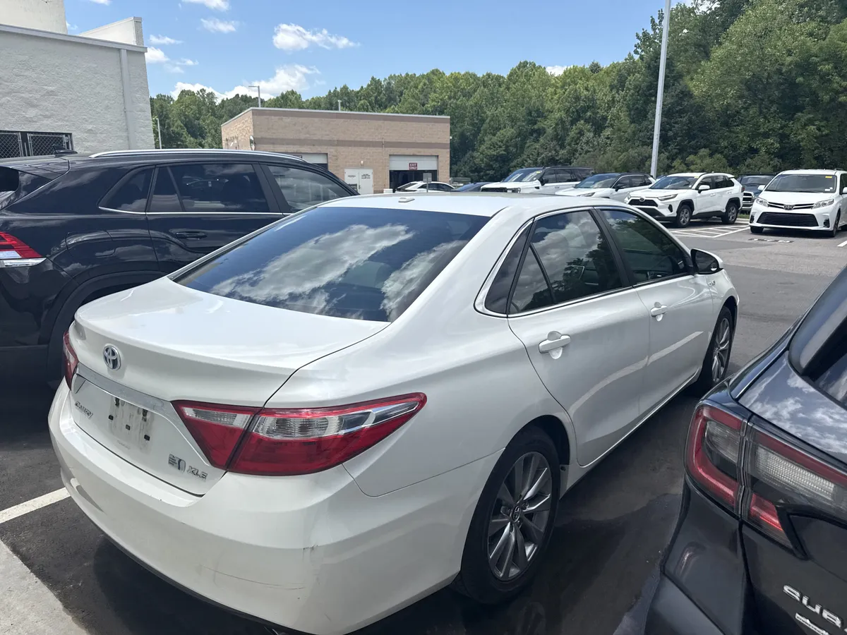 2015 Toyota Camry Hybrid XLE thumbnail 5