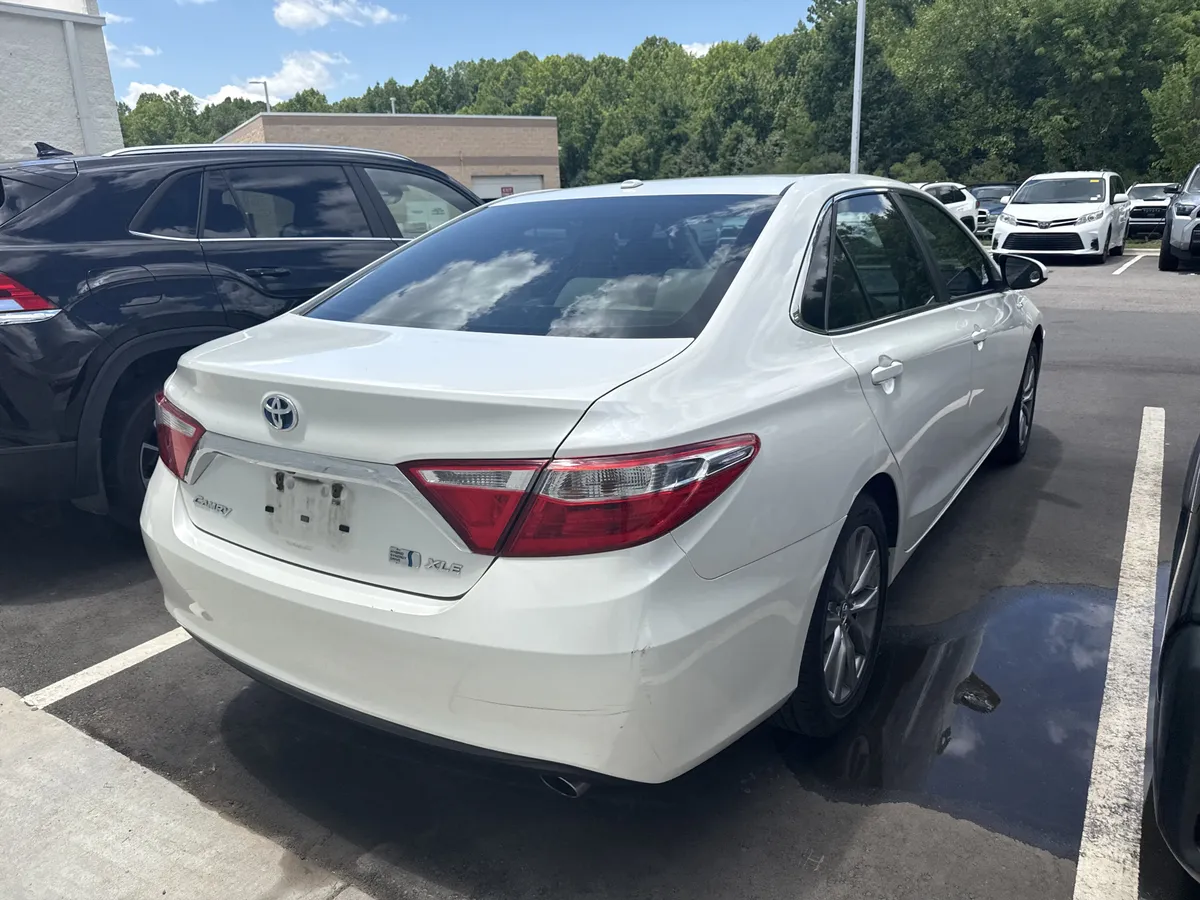 2015 Toyota Camry Hybrid XLE thumbnail 6