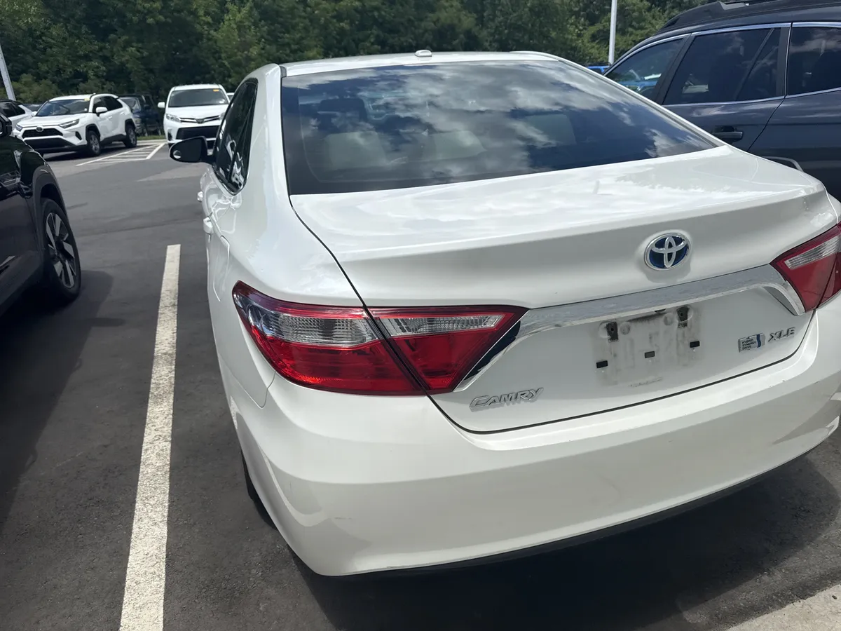 2015 Toyota Camry Hybrid XLE thumbnail 9