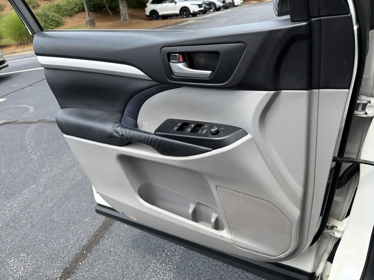 2015 Toyota Highlander XLE thumbnail 14