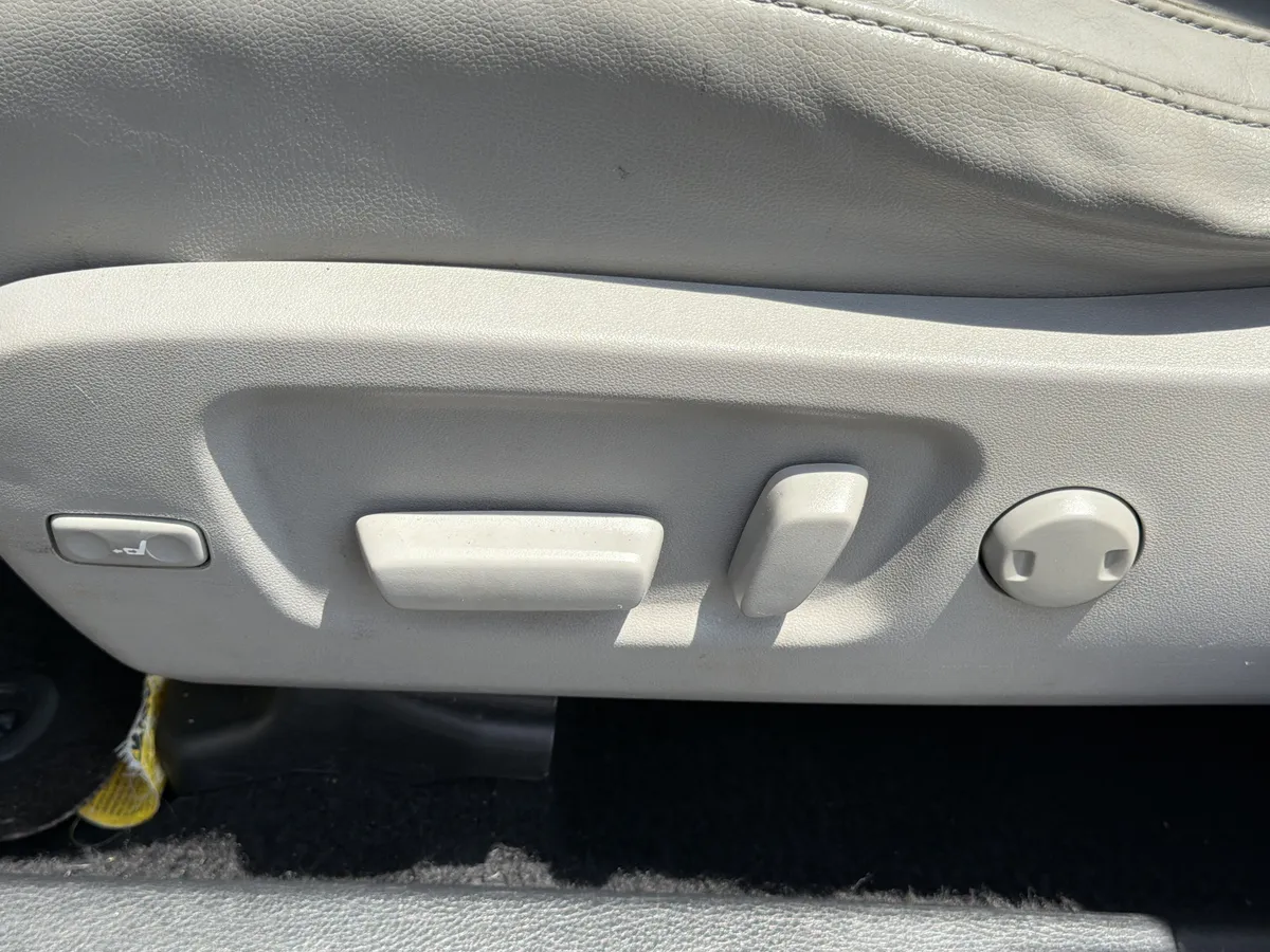 2015 Toyota Highlander XLE thumbnail 17