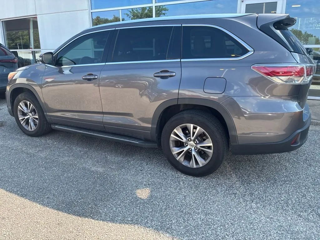 2015 Toyota Highlander XLE V6 thumbnail 2