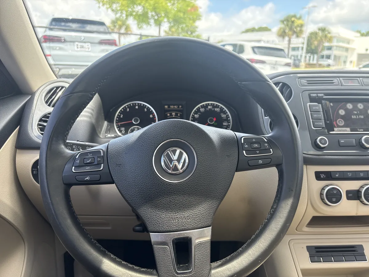 2015 Volkswagen Tiguan SEL thumbnail 2