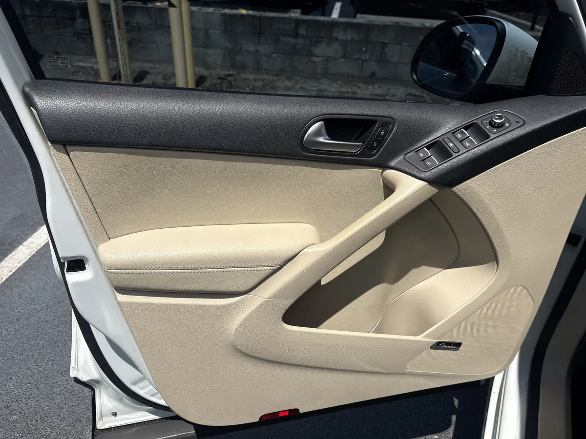 2015 Volkswagen Tiguan SEL thumbnail 28