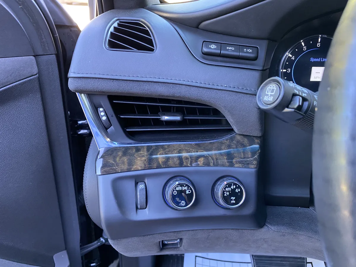 2016 CADILLAC Escalade Platinum thumbnail 17