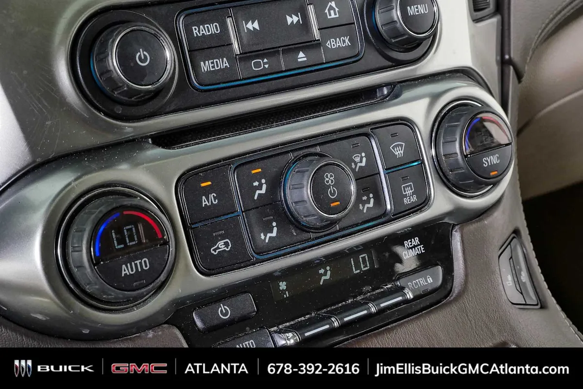 2016 Chevrolet Suburban LT thumbnail 17