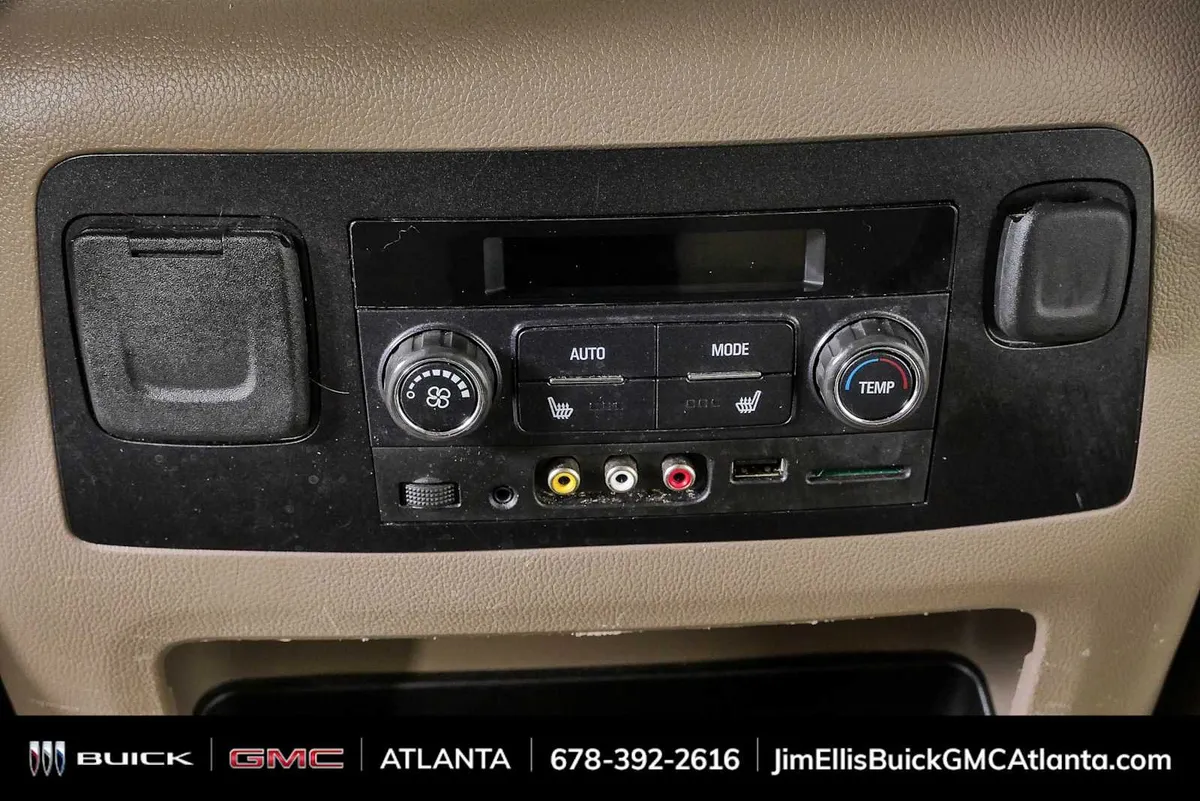 2016 Chevrolet Suburban LT thumbnail 21