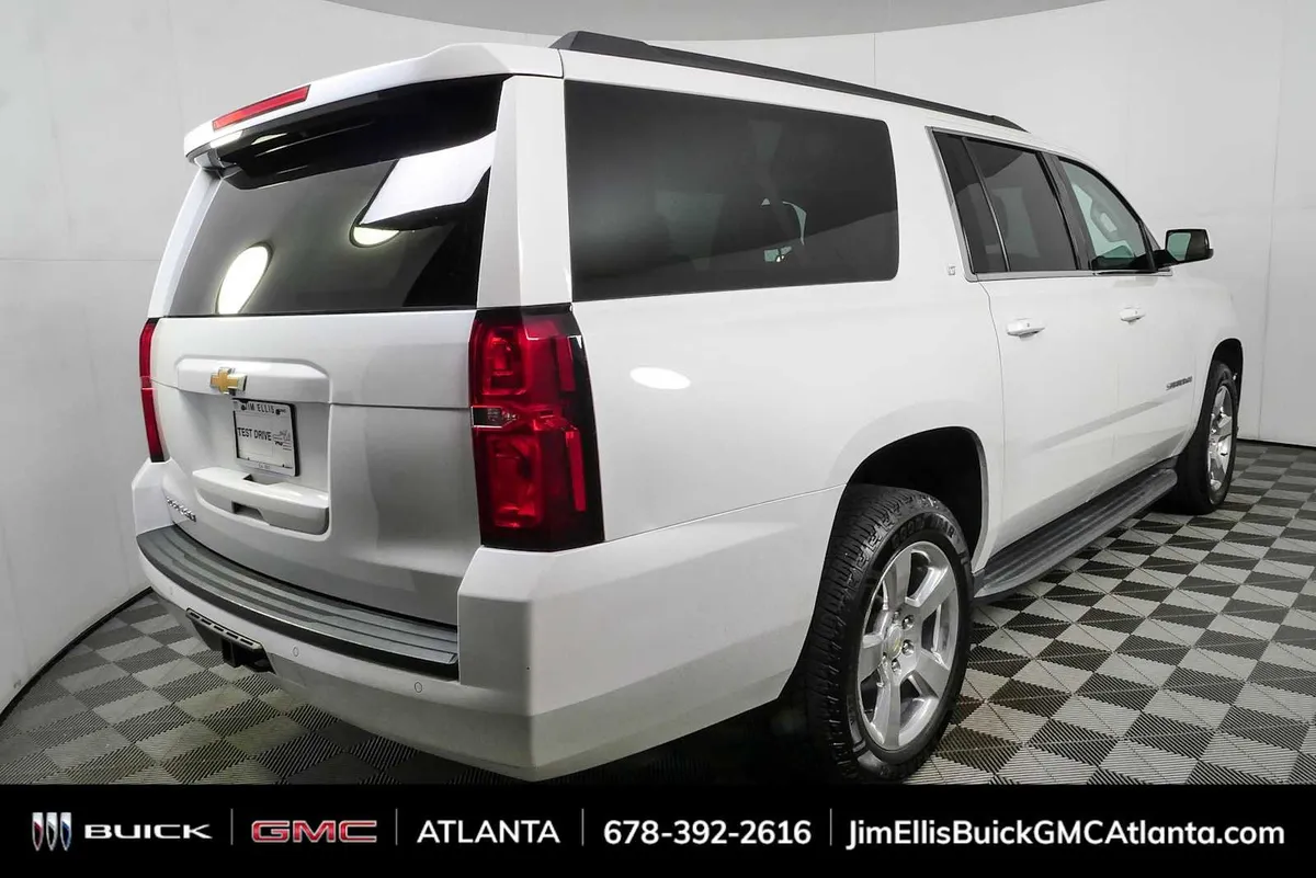 2016 Chevrolet Suburban LT thumbnail 3