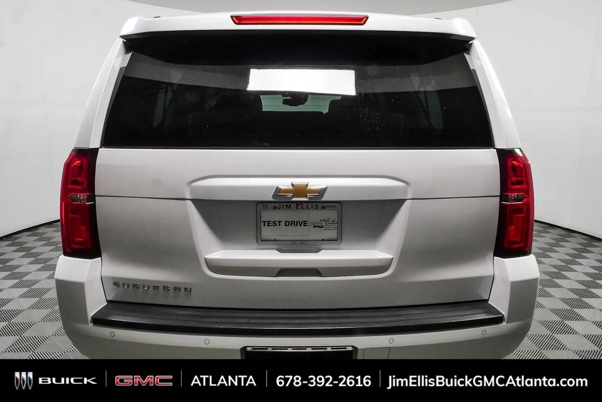 2016 Chevrolet Suburban LT thumbnail 31