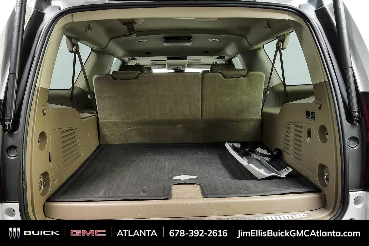 2016 Chevrolet Suburban LT thumbnail 32