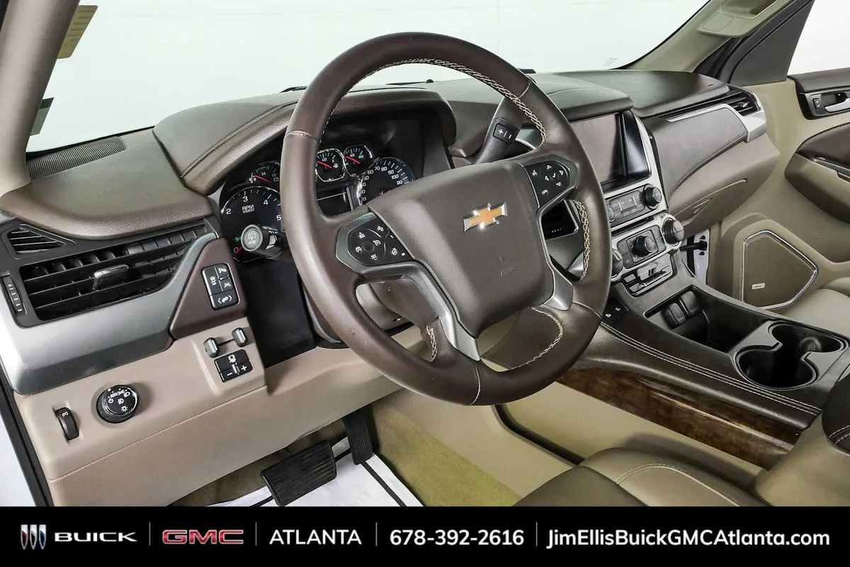 2016 Chevrolet Suburban LT thumbnail 4
