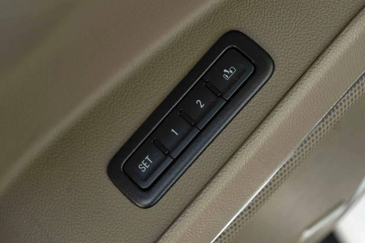 2016 Chevrolet Tahoe LT thumbnail 34