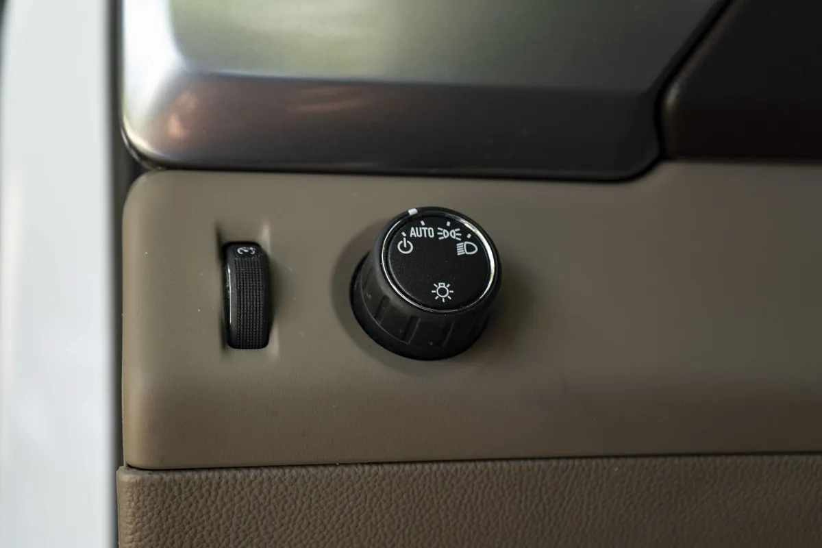 2016 Chevrolet Tahoe LT thumbnail 35
