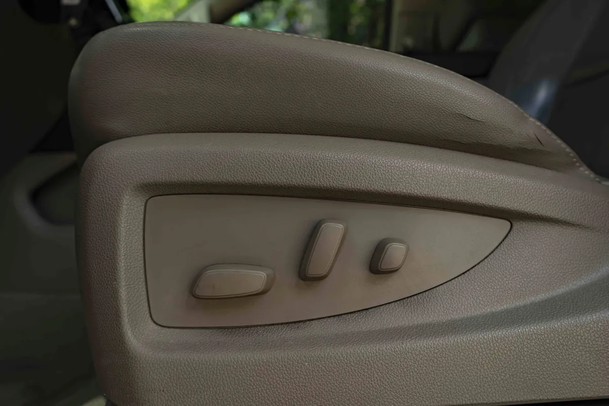 2016 Chevrolet Tahoe LT thumbnail 37