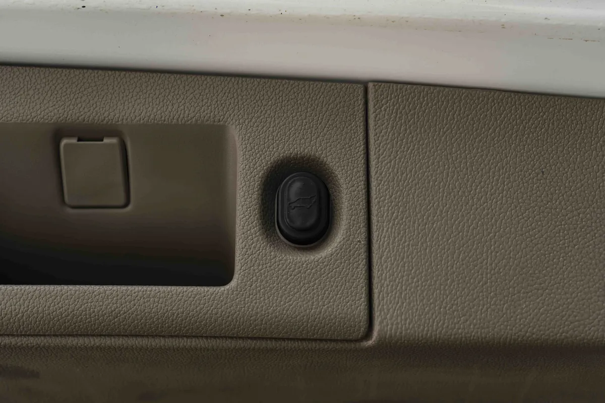 2016 Chevrolet Tahoe LT thumbnail 40