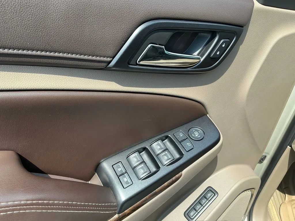 2016 Chevrolet Tahoe LT thumbnail 16