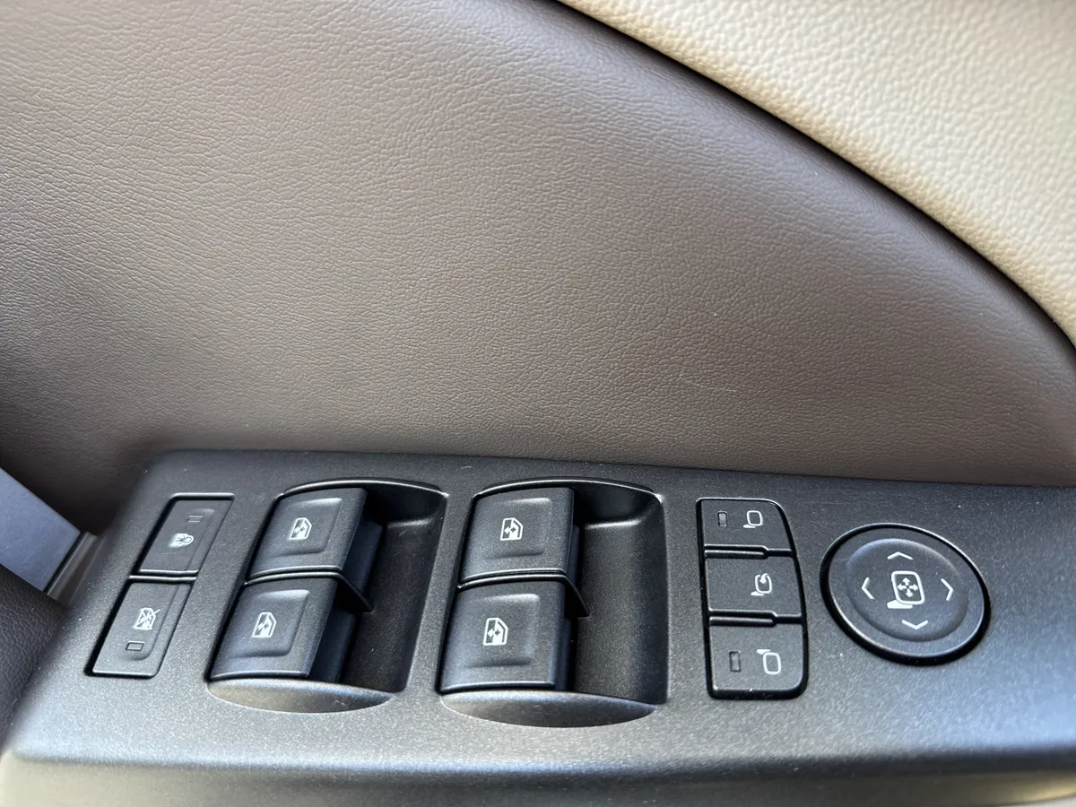 2016 Chevrolet Tahoe LTZ thumbnail 13