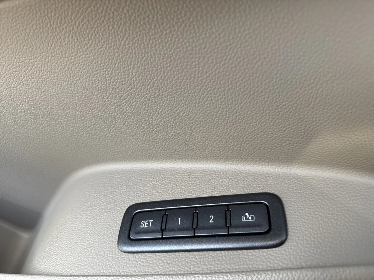 2016 Chevrolet Tahoe LTZ thumbnail 14