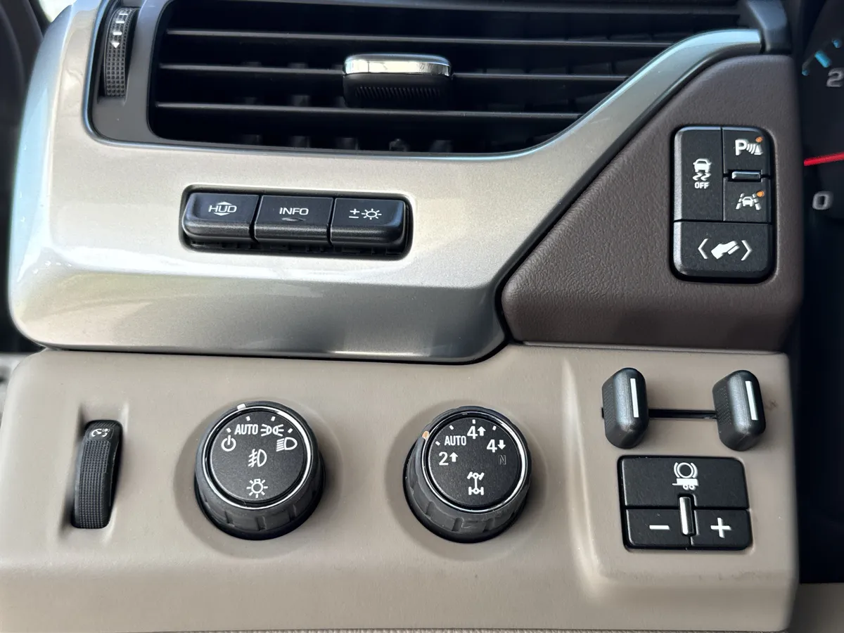 2016 Chevrolet Tahoe LTZ thumbnail 25
