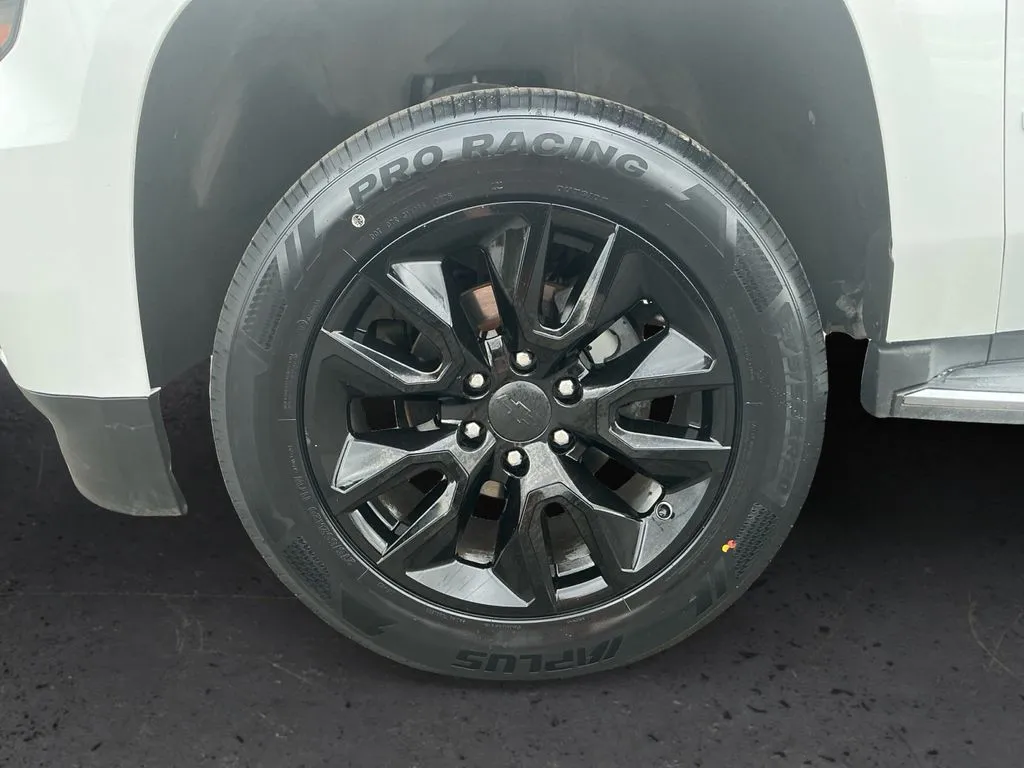 2016 Chevrolet Tahoe LTZ thumbnail 13