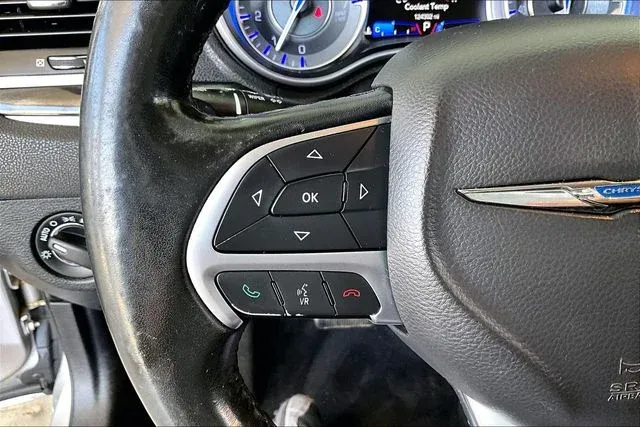 2016 Chrysler 300 Limited thumbnail 10