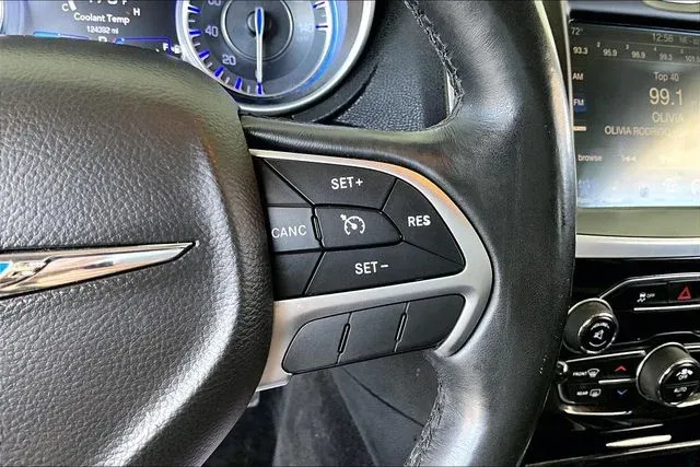 2016 Chrysler 300 Limited thumbnail 11