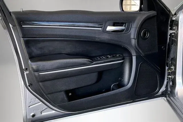 2016 Chrysler 300 Limited thumbnail 17
