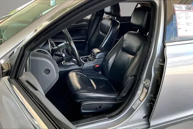 2016 Chrysler 300 Limited thumbnail 18