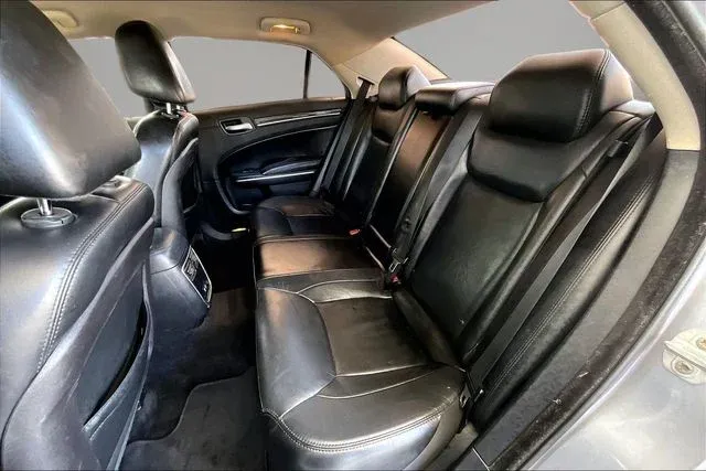 2016 Chrysler 300 Limited thumbnail 19