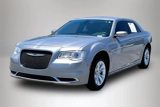 2016 Chrysler 300 Limited thumbnail 2