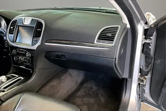 2016 Chrysler 300 Limited thumbnail 21