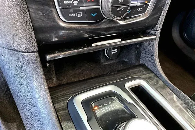 2016 Chrysler 300 Limited thumbnail 24
