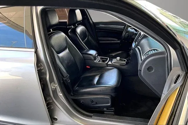 2016 Chrysler 300 Limited thumbnail 26