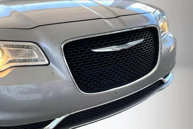 2016 Chrysler 300 Limited thumbnail 27