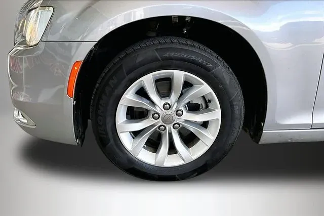 2016 Chrysler 300 Limited thumbnail 28