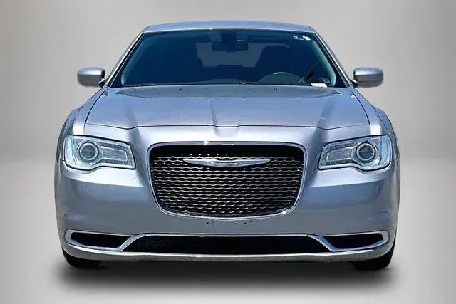 2016 Chrysler 300 Limited thumbnail 3