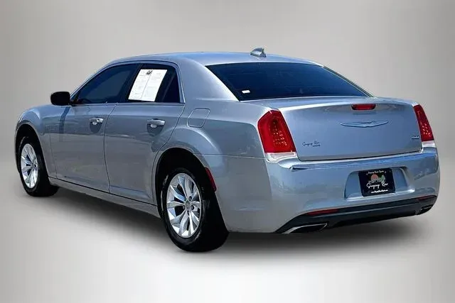 2016 Chrysler 300 Limited thumbnail 4