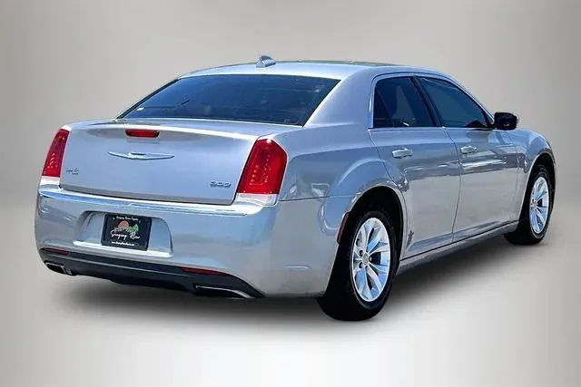 2016 Chrysler 300 Limited thumbnail 5