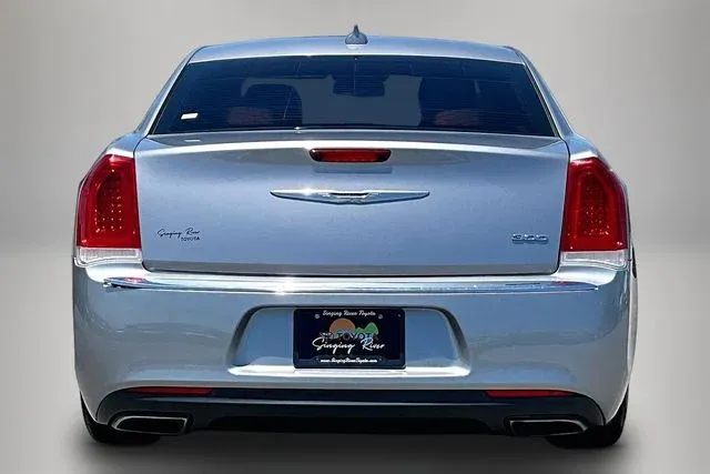 2016 Chrysler 300 Limited thumbnail 6