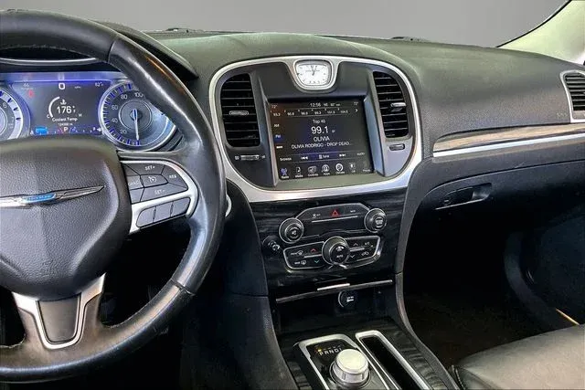 2016 Chrysler 300 Limited thumbnail 9